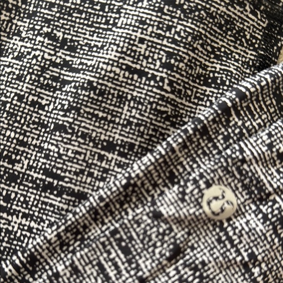 COPY - Lululemon crop leggings - Size 6 - Picture 2 of 4